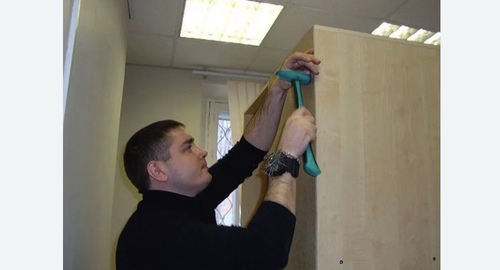 Разборка и сборка мебели в офисе. Проспект Большевиков